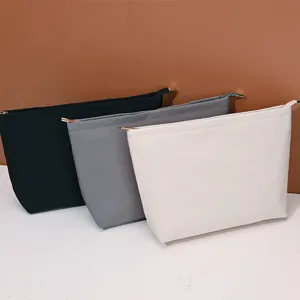 Juego de tres bolsas de cosméticos de nailon de color sólido en negro gris y blanco roto