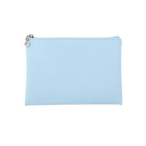 Vorderansicht einer minimalistischen hellblauen wasserdichten PU-Make-up-Tasche