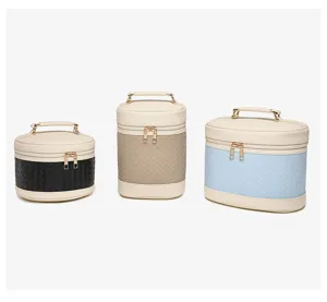 Geflochtene Kulturtaschen in drei Größen und Farben: Schwarz, Beige und Hellblau.