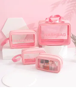 Detailweergave van vier roze transparante waterdichte cosmetische reistassen