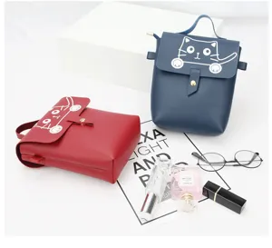 Due piccole borse quadrate in PU con simpatico motivo a gatto in rosso e blu navy