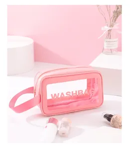 Dettaglio di una borsa da toilette rosa portatile e impermeabile con una finestra