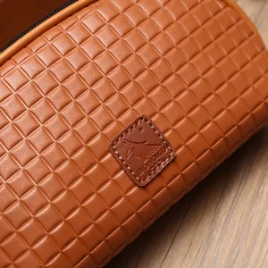 Braune gewebte Kosmetiktasche mit minimalistischem Leder-Logo-Patch