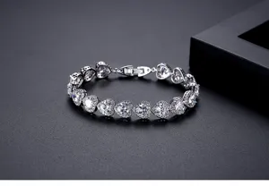 Primer plano de pulsera de corazón plateada con piedras de circonita blanca brillante