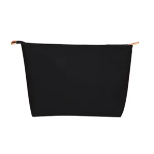 Neceser de maquillaje minimalista en nylon negro con cremallera dorada para viaje