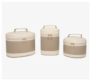 Set aus drei luxuriösen Reise-Kulturtaschen mit Webstruktur in Beige und Khaki.