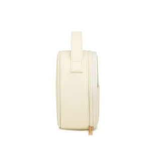 Profilo laterale di una borsa da trucco minimalista in PU crema impermeabile con manico