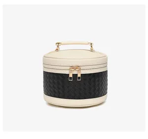 Vorderansicht einer runden geflochtenen Kosmetiktasche mit großem Fassungsvermögen.