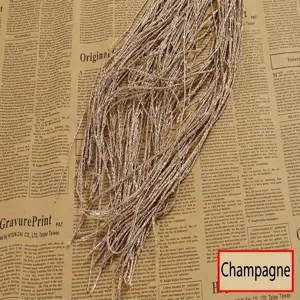 Nahaufnahme des champagnerfarbenen silbernen Fadenvorhangs für die Hochzeitsdeko