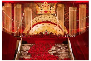 Elegante goldene Fadenvorhänge für die Dekoration der königlichen Hochzeitsbühne