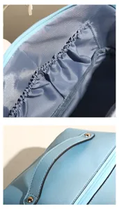 Vista de detalle del neceser de viaje azul en PU con bolsillo interno y asa superior