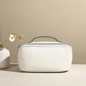 Bolsa de cosméticos minimalista de cuero PU blanco con asa negra para viaje