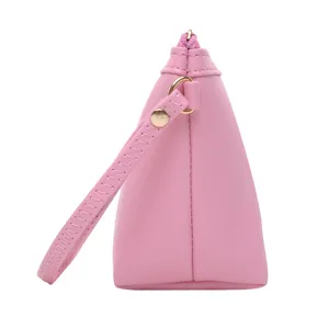 Roze PU lederen cosmetische tas zijanzicht met handige polsband en vlotte ritssluiting.