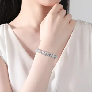 Elegante pulsera en forma de corazón plateada con brillantes piedras de circón blanco