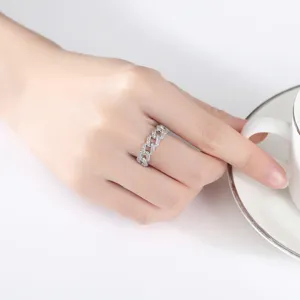Anillo de cadena cubana de plata minimalista con piedras de pavé brillantes en la mano