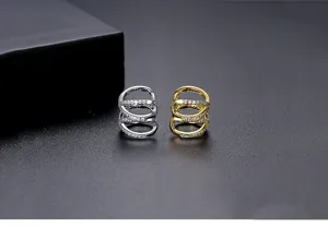 Nahaufnahme von gold- und silberfarbenen mehrlagigen Ear Cuffs mit Zirkonia