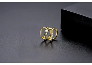 Nahaufnahme einer zweilagigen, vergoldeten, gedrehten Ohrmanschette mit Zirkoniasteinen.