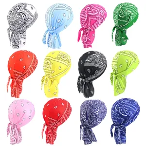 Collezione di cappellini a bandana paisley colorati in 12 vivaci opzioni di stile