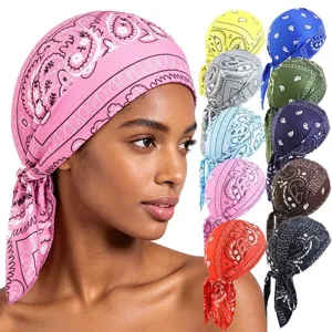 Dettaglio di cappelli da pirata paisley elastici disponibili in vari colori vivaci