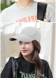 Gros plan d'un mannequin portant une casquette de baseball en mesh gris clair respirante