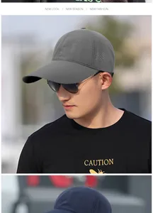 Mannequin portant une casquette baseball en mesh gris avec longue visière pour l'été