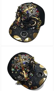 Detailansicht eines Punk-Baseballcaps mit Totenkopf, Kreuz und metallischen Nietenteilen verzierung