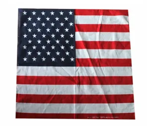Vista detallada de una bandana de algodón con el diseño clásico de la bandera estadounidense