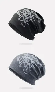 Detailansicht schwarzer und grauer Hip-Hop-Beanie-Mützen mit Graffiti-Buchstaben.