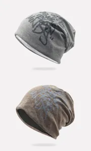 Detaillierte Nahaufnahme von trendigen Beanie-Mützen mit Graffiti-Druck in Grau und Braun.