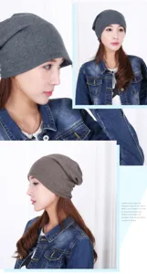 Modella asiatica che indossa berretti slouchy grigi e marroni in stile casual