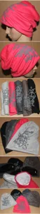 Detailaufnahme von Baumwoll-Beanies mit Graffiti-Druck in verschiedenen Farben.