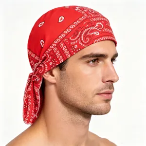 Bandana rossa con motivo paisley in tessuto traspirante e lacci lunghi regolabili
