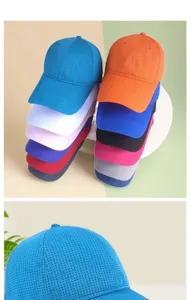 Primer plano de gorras de béisbol de malla transpirable con ala ancha y colores de verano