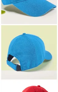 Detalle de la textura de malla transpirable y correa ajustable de una gorra de béisbol