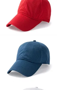 Vista detallada de las gorras de béisbol de malla transpirable en rojo y azul marino.