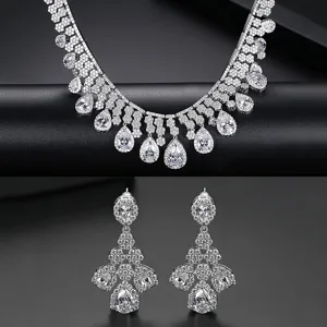 Conjunto de collar y pendientes vintage con flecos y piedras de circonita cúbica