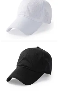 Vista detallada de las gorras de béisbol de malla transpirable en blanco y negro verano