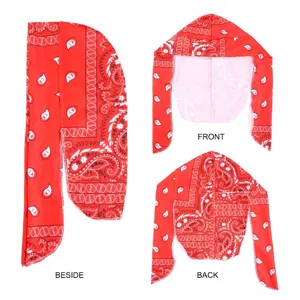 Durag rosso con motivo paisley che mostra viste laterali frontali e posteriori