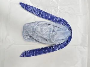 Vista dettagliata di durag blu con motivo paisley e nastri lunghi