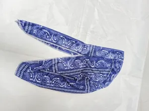 Dettaglio di cappello da pirata blu con motivo paisley per sport e ciclismo