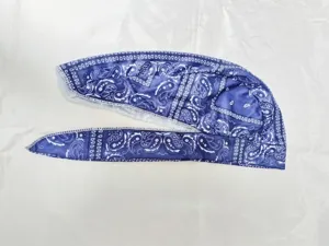 Dettaglio del durag blu con motivo paisley in tessuto elastico per sport e moda