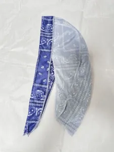 Vista dettagliata del durag bandana blu con trama elastica e dettagli di cucitura bianchi