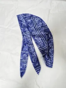 Vista dettagliata della durag elastica blu paisley con lacci lunghi per lo sport