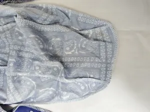 Dettaglio di una bandana paisley che mostra il tessuto elastico e le cuciture.