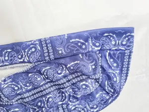 Dettaglio del cappuccio bandana blu con stampa paisley per sport e ciclismo.