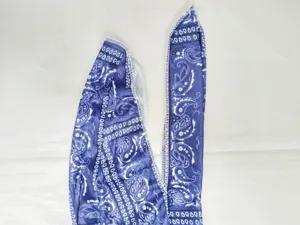 Primo piano del motivo paisley blu e delle cuciture sottili su un cappello da pirata sport.