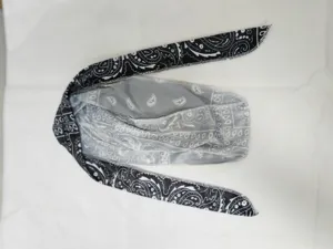 Vista dettagliata del motivo paisley bianco e nero su un durag in tessuto elastico