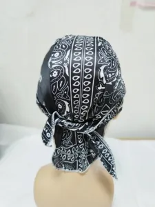 Dettaglio vista posteriore del cappello da pirata bandana paisley bianco e nero con nodo regolabile