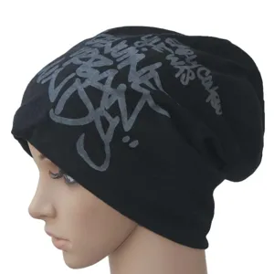Modische schwarze Hip-Hop Beanie Mütze mit grauem Graffiti Buchstaben Aufdruck für Damen und Herren