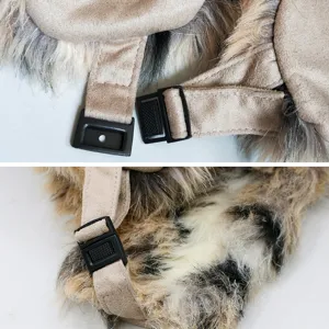 Detailansicht des verstellbaren Kinnriemens einer Pelzmütze mit weicher Wildlederstruktur.